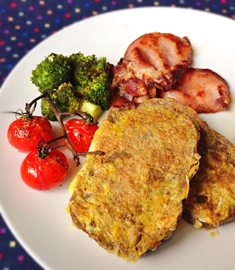 French toast using home made buckwheat brea, with bacon, roasted cherry tomatoes and Parmesan broccoli|coxiella24さん