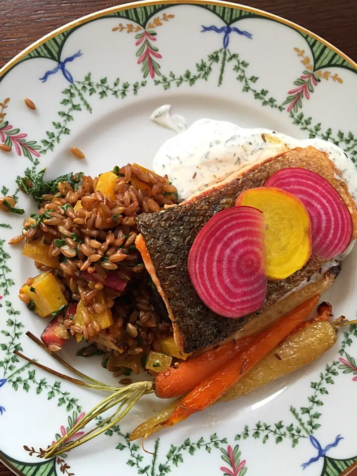 easter dinner: salmon, beets, carrots, rye berries|Matthew Cashenさん