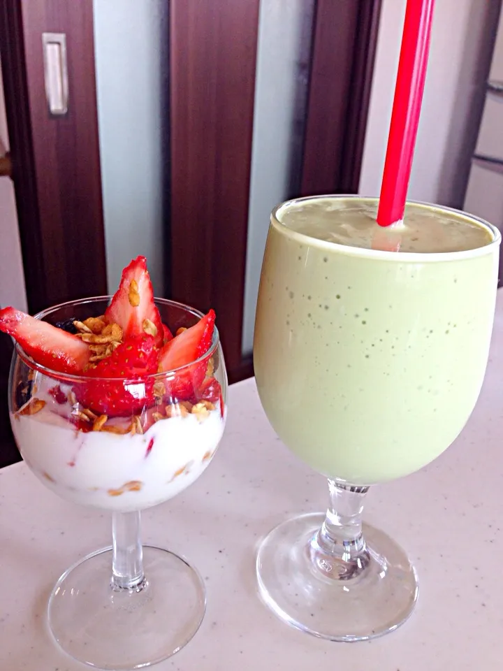 My breakfast today ' avocado smoothie & fruit granola yoghurt|viviさん