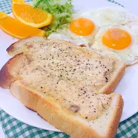 Snapdishの料理写真:ツナマヨトーストで朝ごはん😊🍴