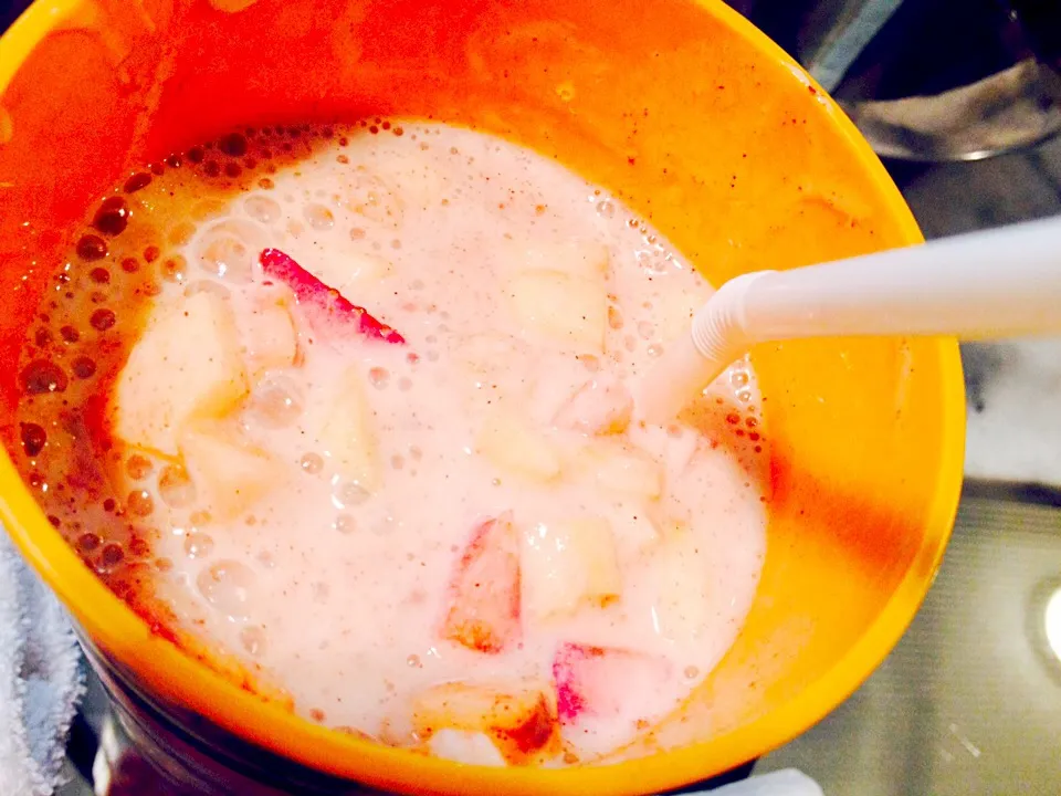 Strawberry-vanilla smoothie with apples, strawberries and cinnamon :D|KHaylee09さん