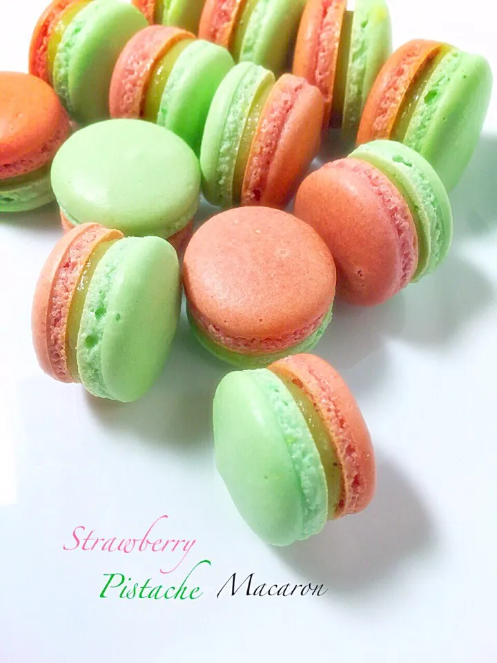 Strawberry Pistache Macaron|サクラさん