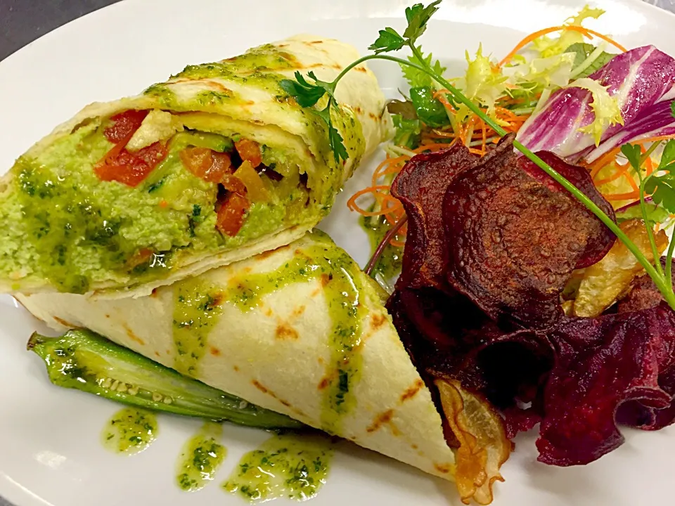 Edamame, grilled veg wrap, beetroot, turnip crisps|Michael Kohlさん