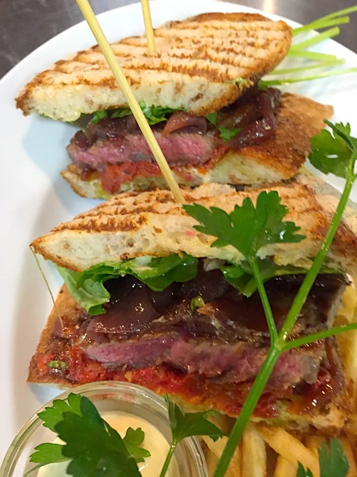 Steak sandwich, marinated du blushed tomato, caramelized onions, rucola, mustard mayo|Michael Kohlさん