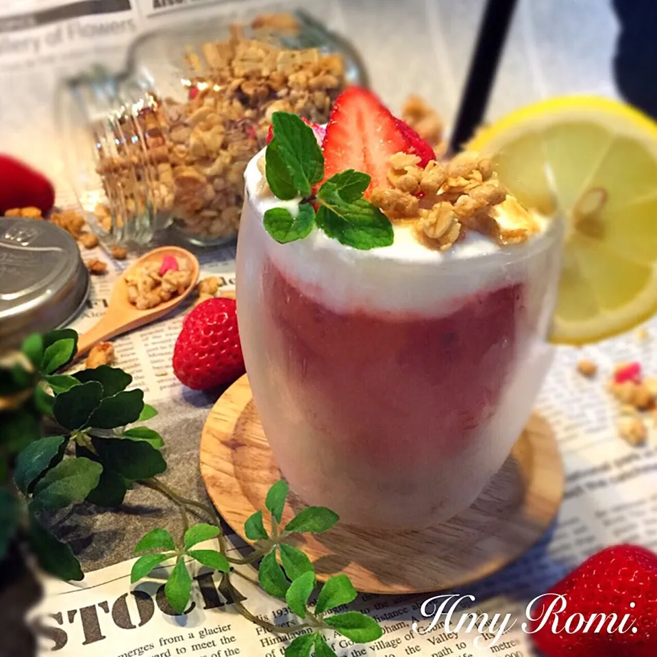 Snapdishの料理写真:♡ Smoothie ♡ スムージー                                                               on the 自家製 グラノーラ☻|Romi.さん