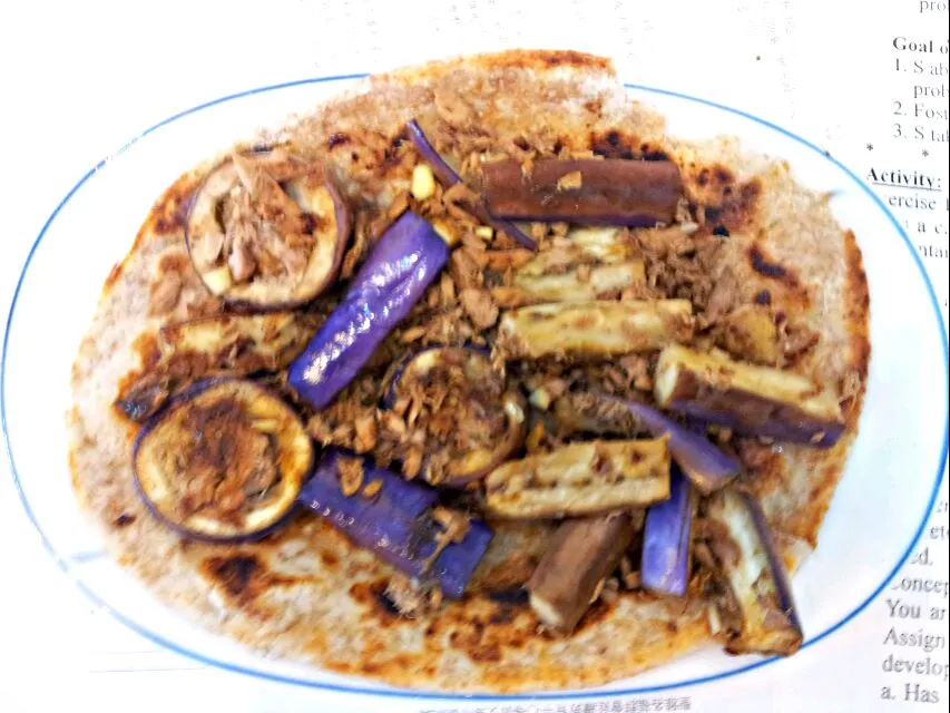 Tuna-and -garlic -stuffed eggplant mix on wheat pie 
Extremely easy|Jeanieさん