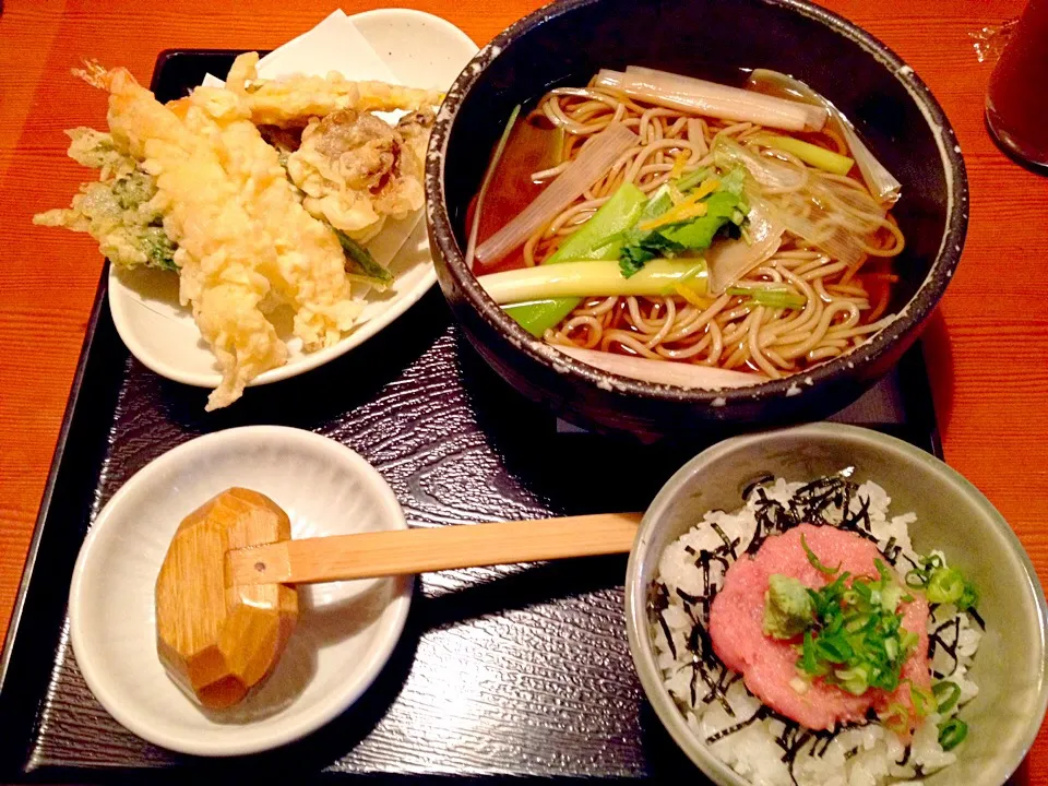 天婦羅蕎麦900＋ねぎとろ小丼250円也|秋山知隆さん