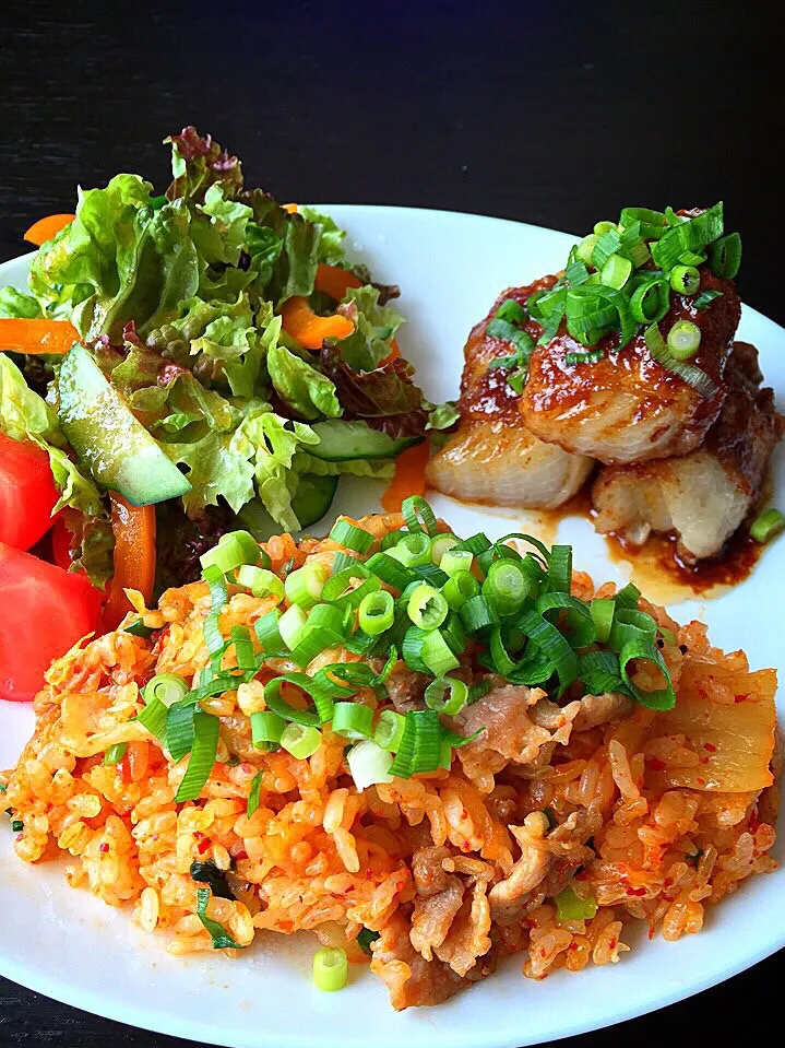 ⭐️豚キムチチャーハン ⭐️新玉ねぎの肉巻き ⭐️野菜サラダ にんじんドレッシング|よっちぃさん