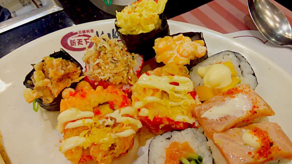 sushi madness. #mondaysmustbe #ivyeatingthis|Ivy Parane Tejeroさん