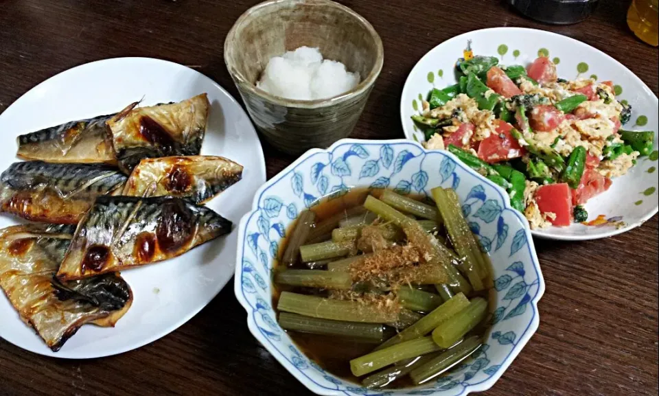 今日の食卓
葺と鯖

スナップエンドウとトマトの卵炒めはきれいじゃない。まだフライパンと仲良くなれてない。ふんわりならない。|Tomoko Yoshidaさん