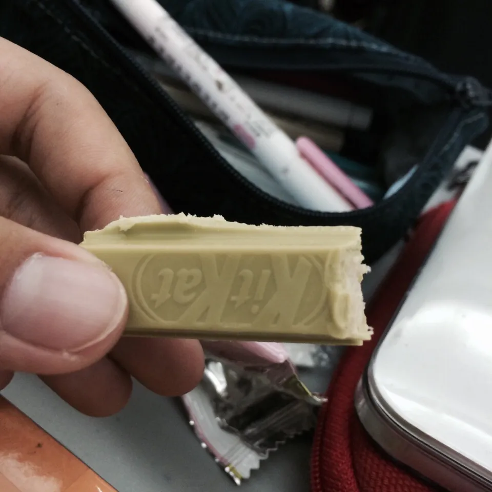 Sakura matcha kit kat|Zoe Teohさん