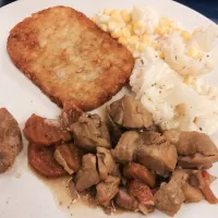 stir fry chicken, cauliflower and carrot in cream sauce, hash brown and mushroom soup|Zoe Teohさん