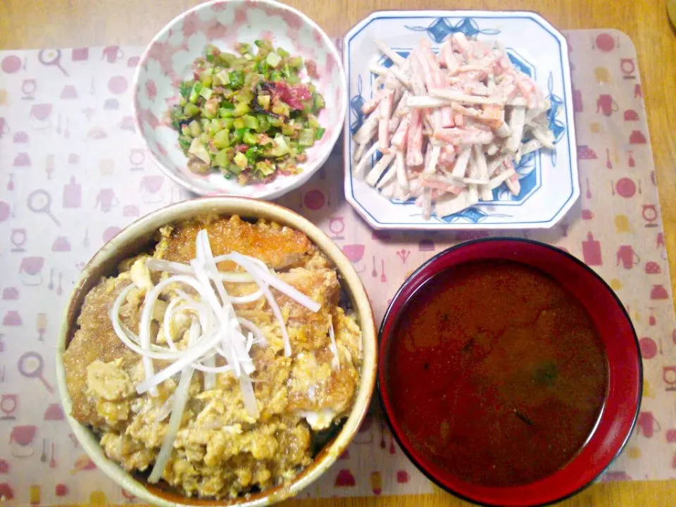 Snapdishの料理写真:３月3１日 カツ丼 大根の葉の梅和え ごぼうサラダ お味噌汁|いもこ。さん