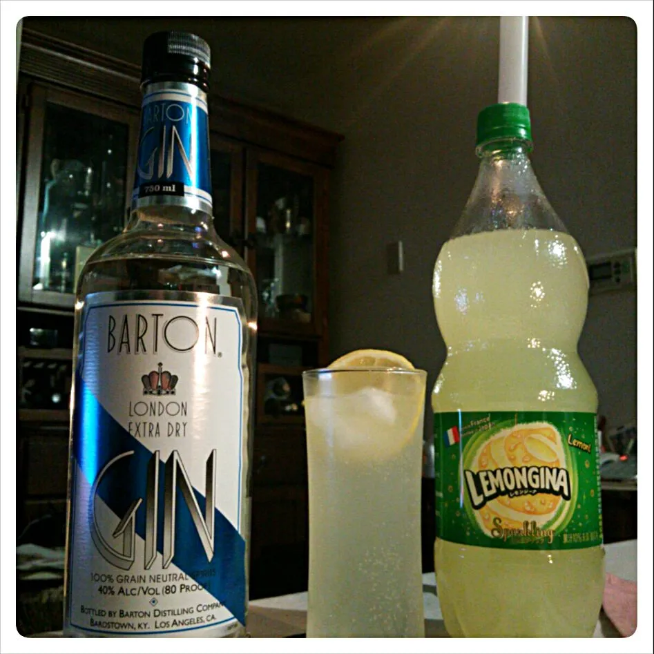 Snapdishの料理写真:My night cap for tonight is Barton, London Extra Dry Gin and Lemongina!
ロンドンドライジンを初飲みのレモンジーナで割ってみました(^_^)/~~|quitaさん