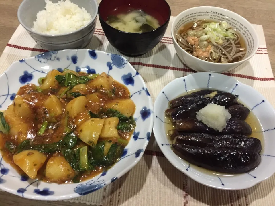 Snapdishの料理写真:麻婆じゃが・茄子の揚げ浸し・ミニ蕎麦・キャベツとワカメ味噌汁|まーままさん