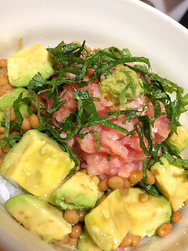 マグロのたたきとアボカド納豆丼|サヤラムネさん