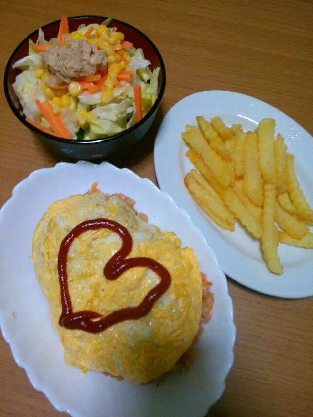 オムライスとポテトとサラダ|かにゃさん