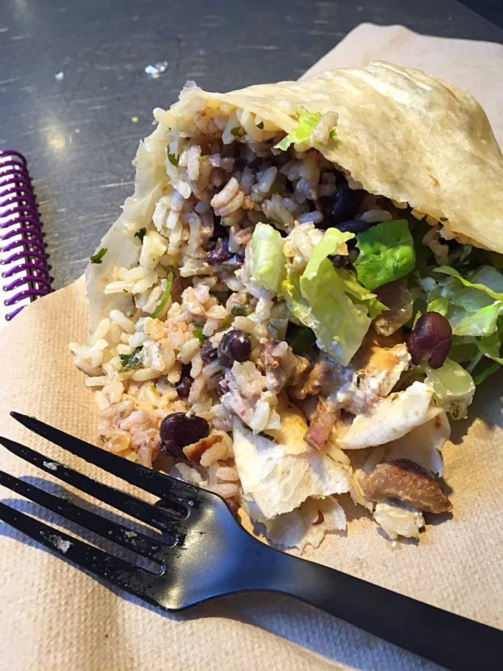 Chipotle chicken burrito 4/6|Didi Duangさん