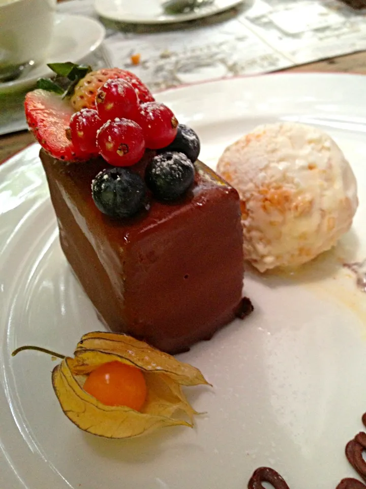 Chocolate cake with fruit and scented crumble vanilla ice cream|PhUnGさん