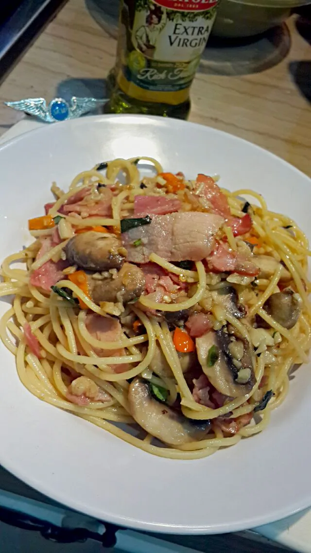 oglio olio with bacon and mushroom

#oglio #bacon #mushroom #spaghetti #Italian cuisine|Chef.on.trainingさん