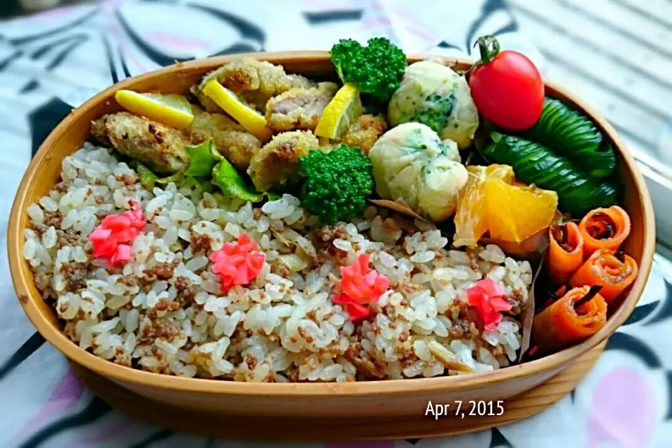 Snapdishの料理写真:牛ゴボウ混ぜご飯と牛肉カツレツ弁当❤|Takako Funasakaさん