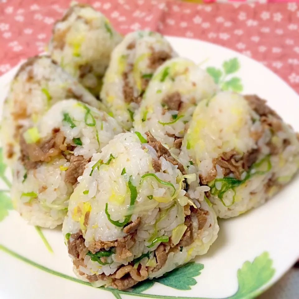 塩もみキャベツと牛しぐれ煮のおにぎり🍙|ゆりねかふぇさん