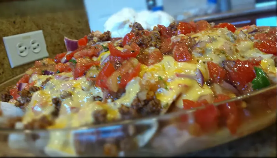 Nachos with Taco Seasoned Ground Beef, Refried Beans, Velveeta/Cheddar/Tomato/Green Chilli Cheese Sauce, Pico de Gallo,  Sour Cream #Bass.Taste|BASS.TASTEさん