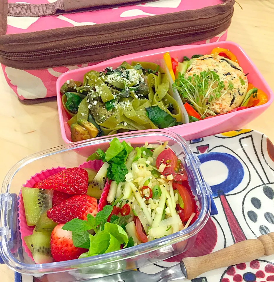 Vegetarian Lunch: Avocado and Basil Spinach fettuccine, Tofu Hamburger Pattie, Green papaya salad and  Kiwi and Strawberries|Kumigarさん