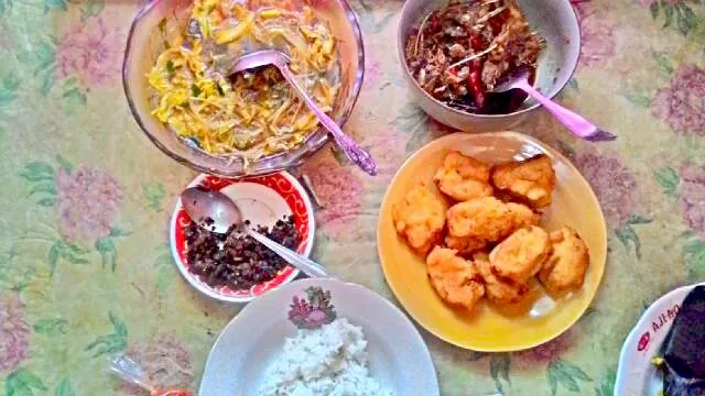 indonesian food 
nasi putih panas
tulang jambal roti
soto ayam kampung
perkedel kentang
sambal oncom|Nandya Rahmatyaさん