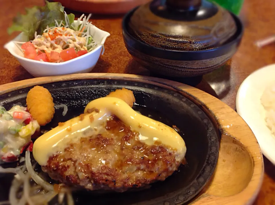 チーズハンバーグセット😋|アライさんさん