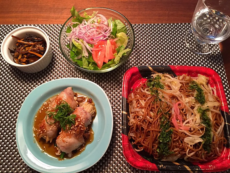 セロリサラダ、ひじきの煮物、豚バラ巻き、スーパー焼きそば、でご飯！|Tomomi Booさん