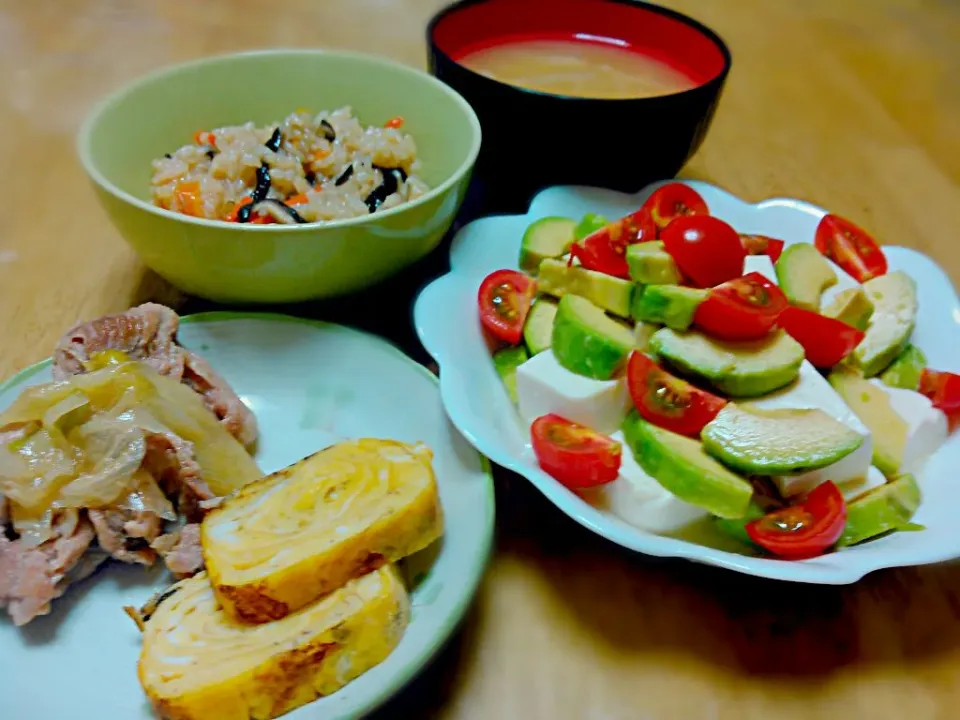 今日の夕飯　炊き込みご飯　大根のお味噌汁　豆腐とアボカドのワサビサラダ　卵焼き　豚とネギの甘辛煮|さちさん