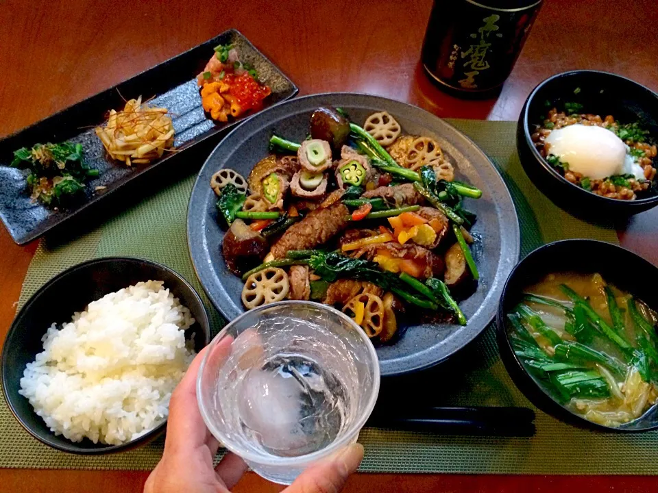 Today's Dinner🍴前菜･野菜の牛&ﾗﾑ肉ﾛｰﾙ･白菜と韮のお味噌汁･温泉卵乗せ昆布納豆･白飯|🌈Ami🍻さん