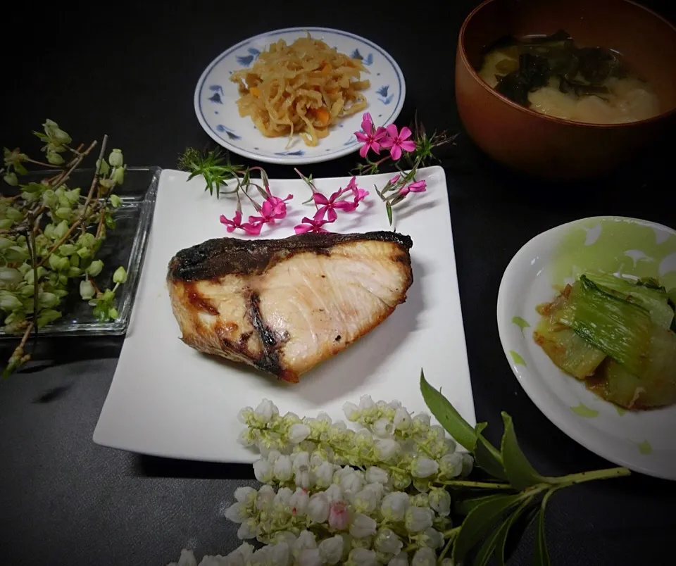 Snapdishの料理写真:焼鰤  麩とワカメの味噌汁  切干し大根  青梗菜のおひたし  左の花がまだ少し早いがドウダンツツジ、手前が馬酔木、皿の上に少し芝桜  庭から|Hiroshi  Kimuraさん