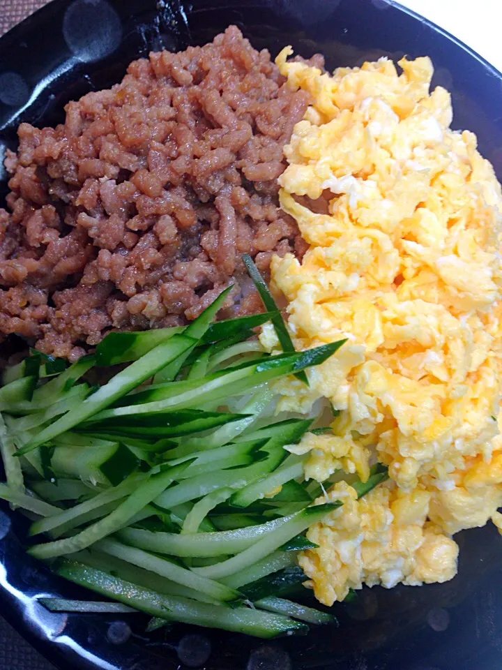 Snapdishの料理写真:食べ盛りの息子の三色丼❤︎|ちなみんさん