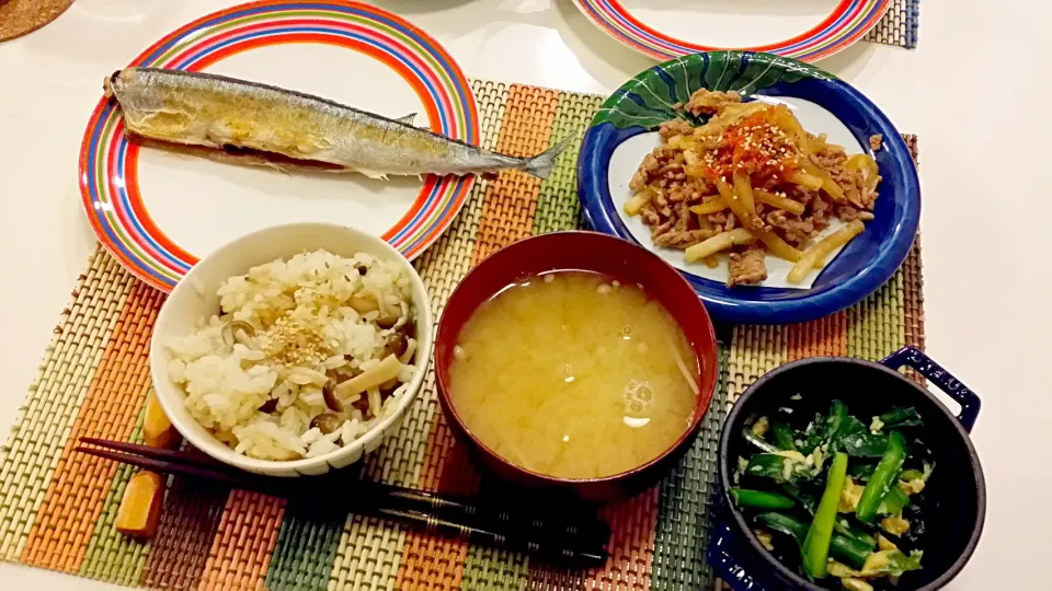 今日の夕食 さんまの塩焼き、大根のそぼろ炒め、ニラ玉炒め、しめじの炊き込みご飯、えのきの味噌汁|pinknari🐰🌈さん