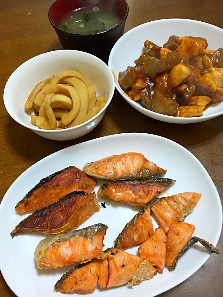 イカの煮物。鶏胸肉と蒟蒻のケチャップソース炒め。鮭は弁当様に冷凍保存。|あーさんさん