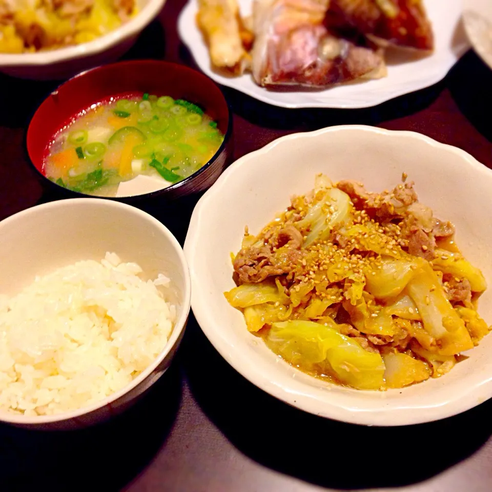 Snapdishの料理写真:春キャベツと豚肉の甘辛炒め、鯛の味噌汁、焼き鯛、ジャーマンポテト|ぼぶさん