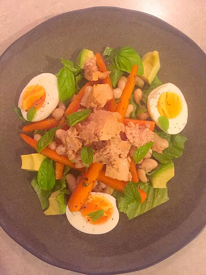 Salad of Tuna Egg Roasted Carrot + White Bean|Chrisy Hillさん