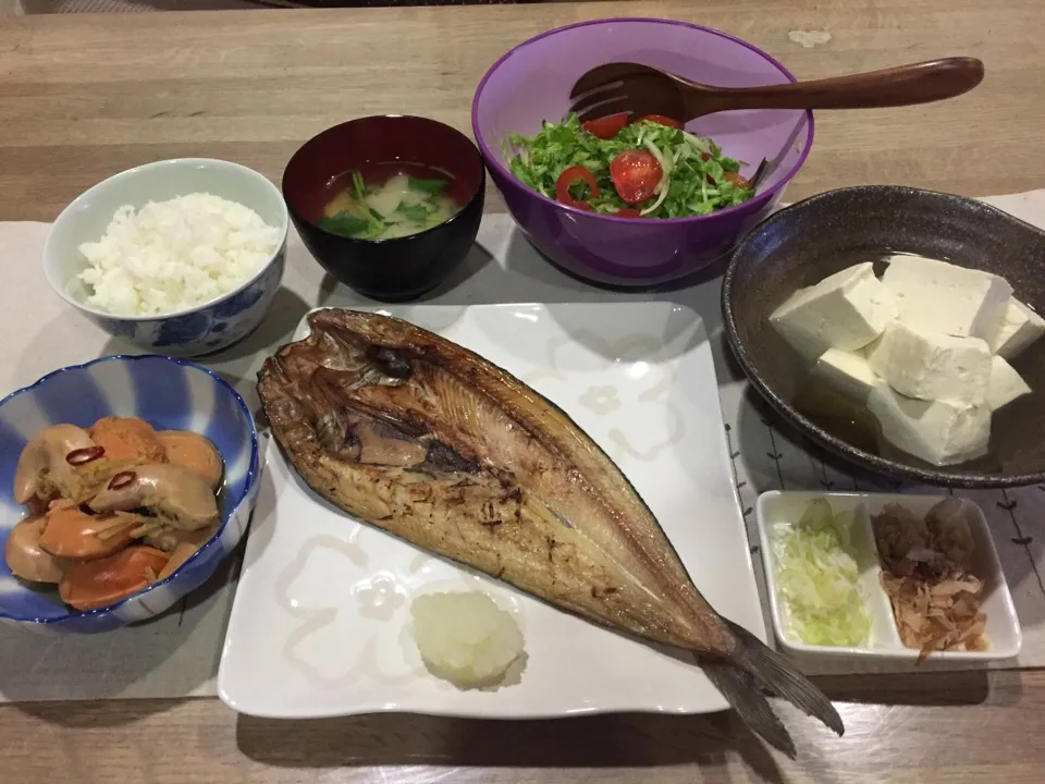 ホッケ一夜干し・煮奴・帆立の子生姜煮・グリーンサラダ・三つ葉の味噌汁|まーままさん