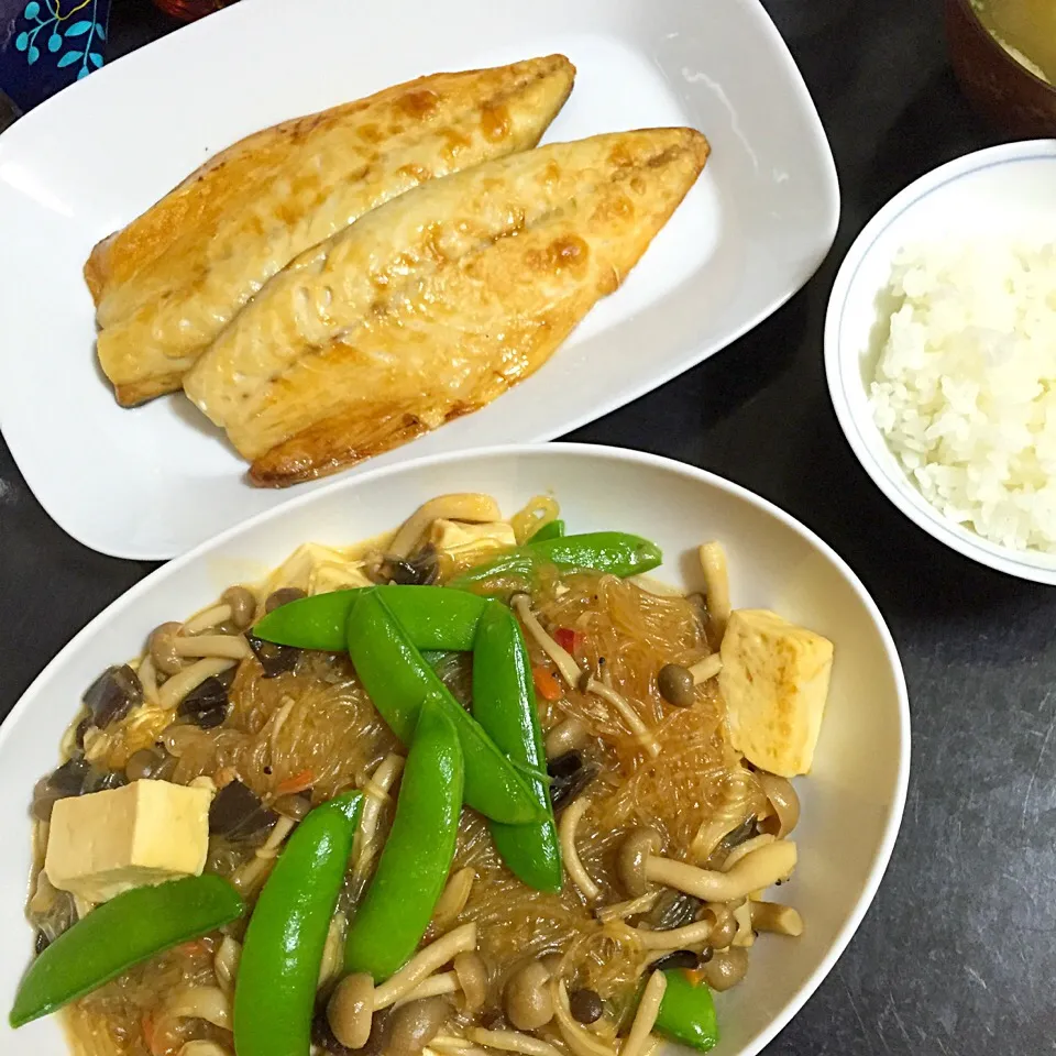 今日の晩ご飯は、しめじと豆腐の春雨煮、さばの塩焼き、味噌汁。|ゆえさん