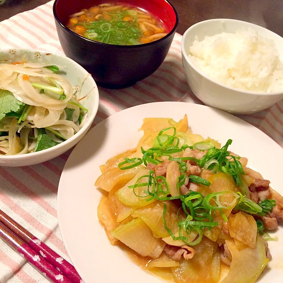 豚肉と大根の甘辛炒め/新玉ねぎと三つ葉の梅酢サラダ/なめこの味噌汁|ゆきてぃさん