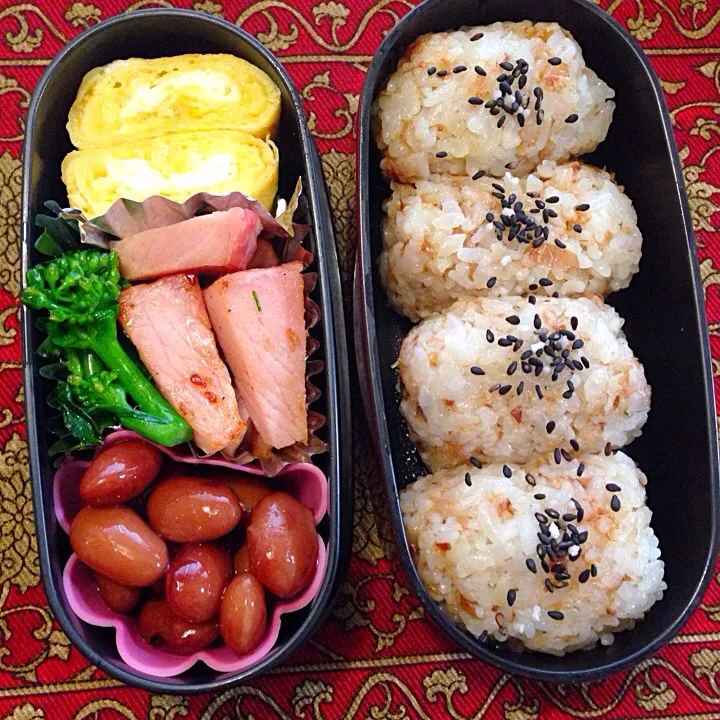 おかかむすび🍙とハムとはなっこりーのソテー弁当|もえさん