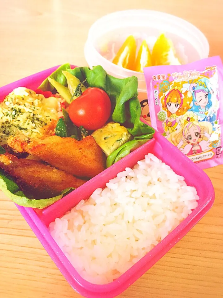 今日の幼稚園お弁当自分でプリキュアのふりかけ😊手抜きだけどめったにない自分かけ娘は大喜び😝|Miri Orinoさん