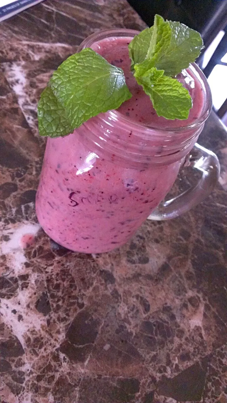 berries and mango smoothie|paulaさん