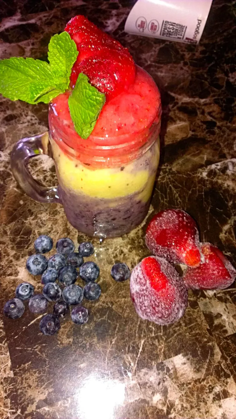 blueberry, mango and strawberry smoothie|paulaさん