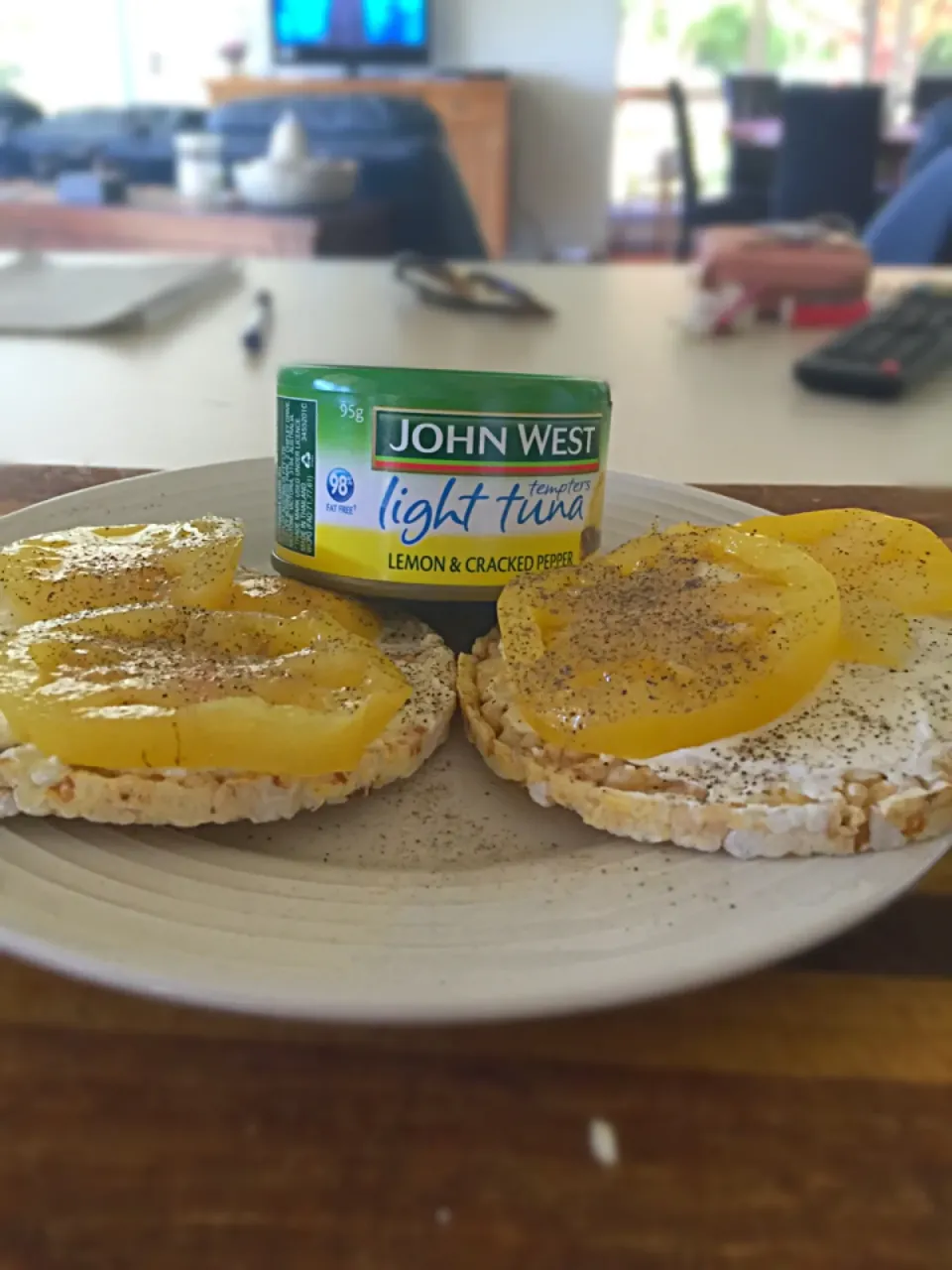 Yellow tomato on rice crackers with cream cheese and side of tuna|Holly Smithさん