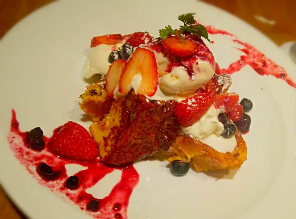 Snapdishの料理写真:ミックスベリーのフレンチトースト。
La terrasse cafe dessert|エリカさん