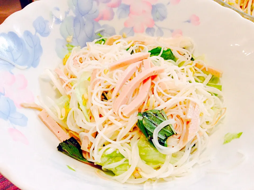 Vermicelli salad with ham, lettuce, basil leaf and beansprout :D|KHaylee09さん