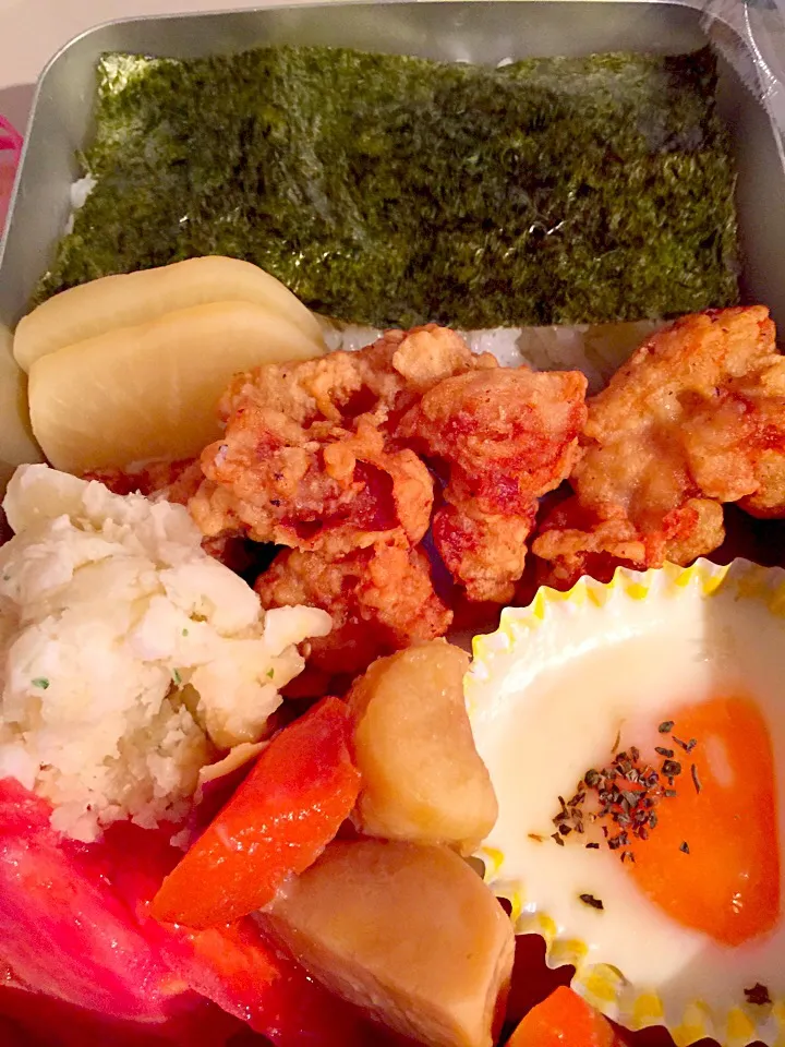 Snapdishの料理写真:パパお弁当🍱  鳥のから揚げ、新タマネギのポテトサラダ、里芋と人参の煮物、サツマイモ甘煮、目玉焼き、沢庵漬け、トマト|ch＊K*∀o(^^*)♪さん